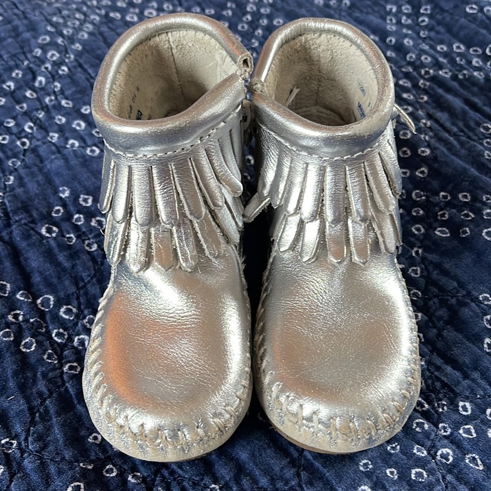 Minnetonka Moccasins Silver Leather Ankle Booties Fringe Zip - Picture 3 of 11